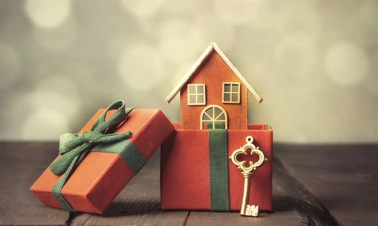 Une maquette de maison dans un paquet cadeau ouvert