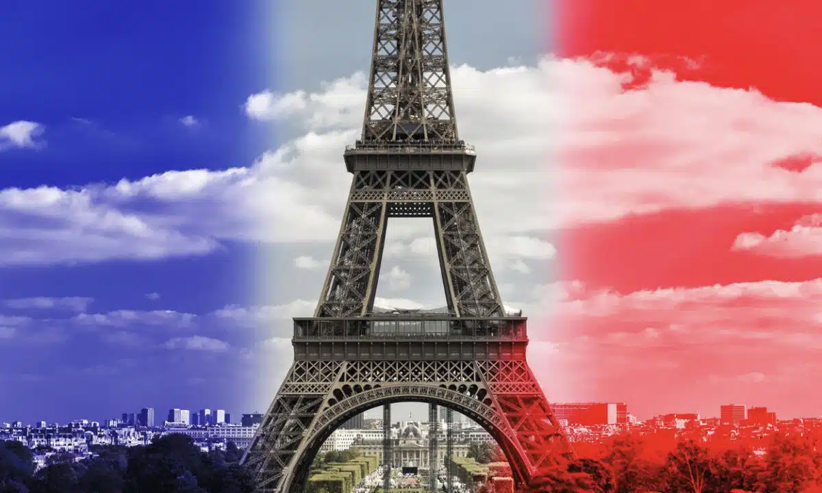 Tour Eiffel avec le drapeau français