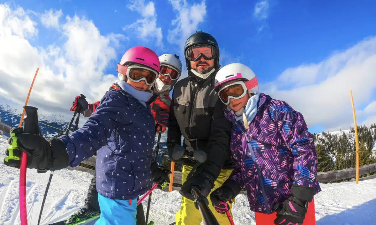 Une famille en vacances au ski