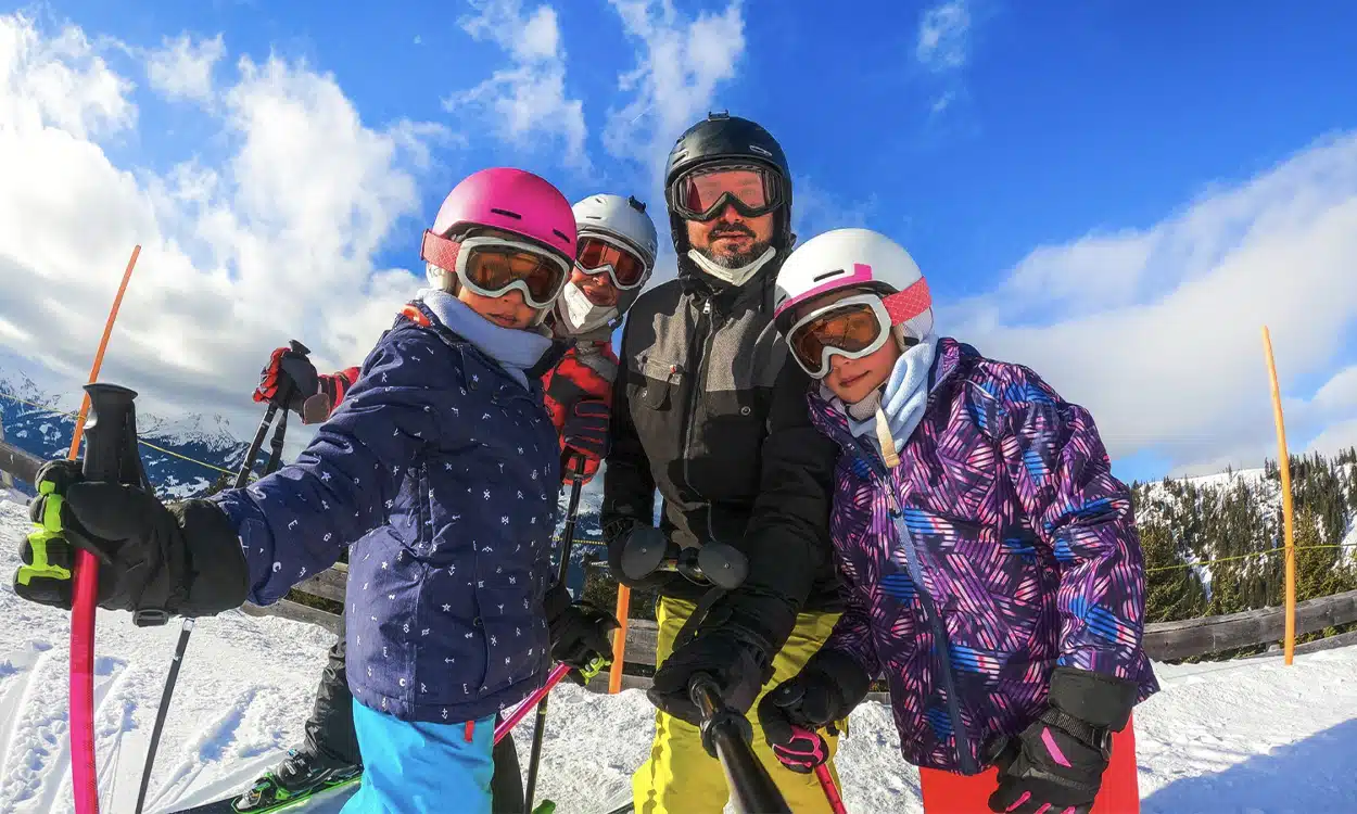 Une famille en vacances au ski