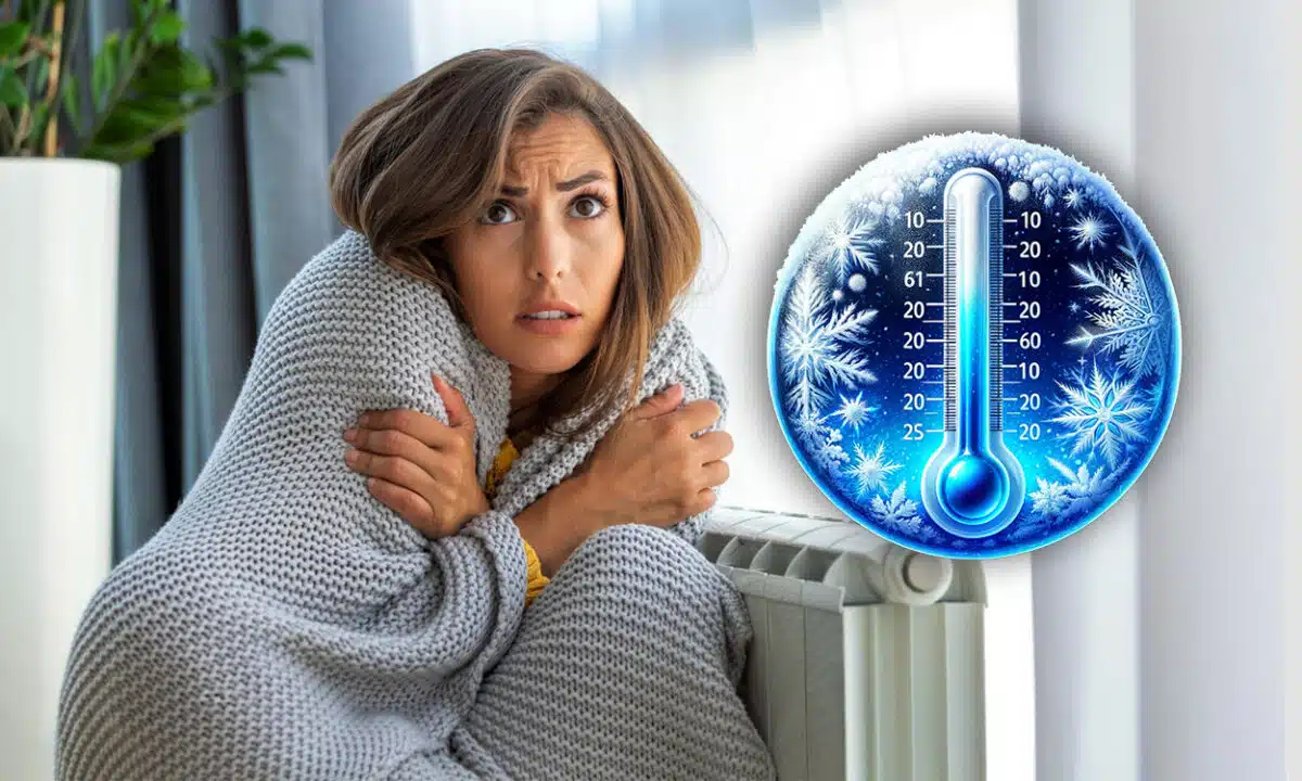 Une femme frigorifiée collée contre son radiateur avec une couverture dessus