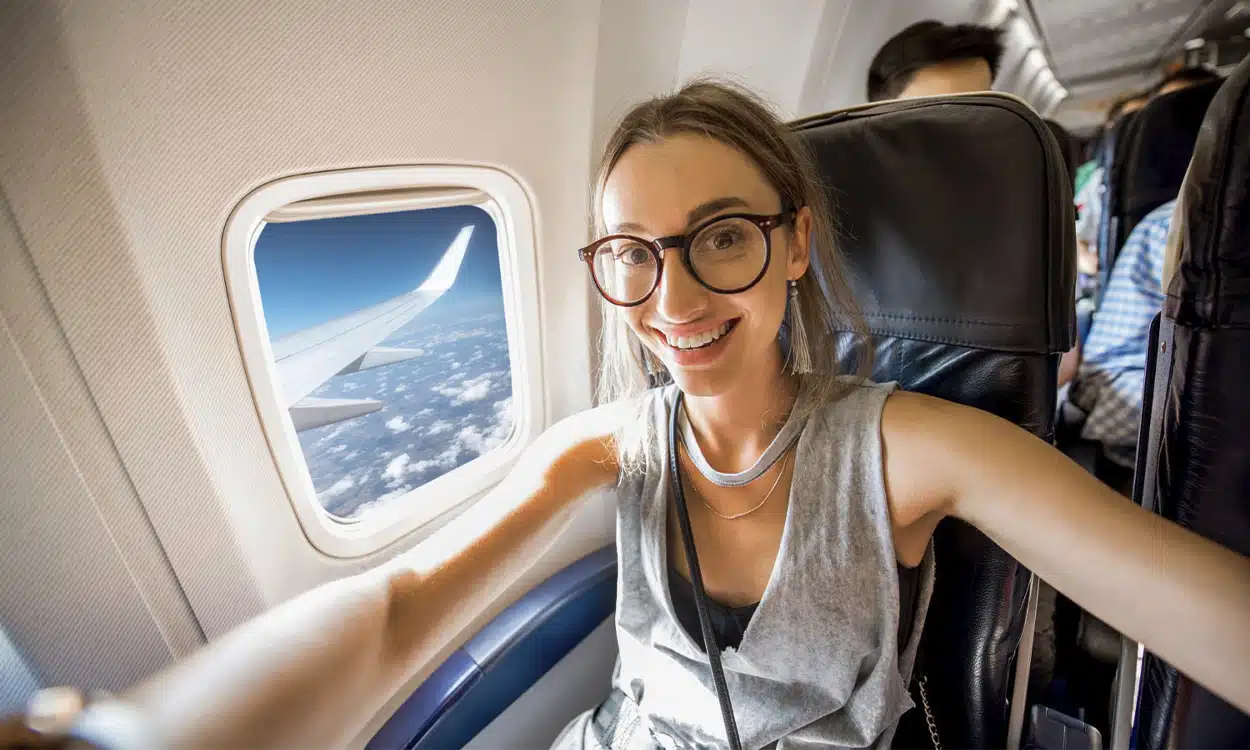 Une jeune femme qui se prend en selfie dans un avion