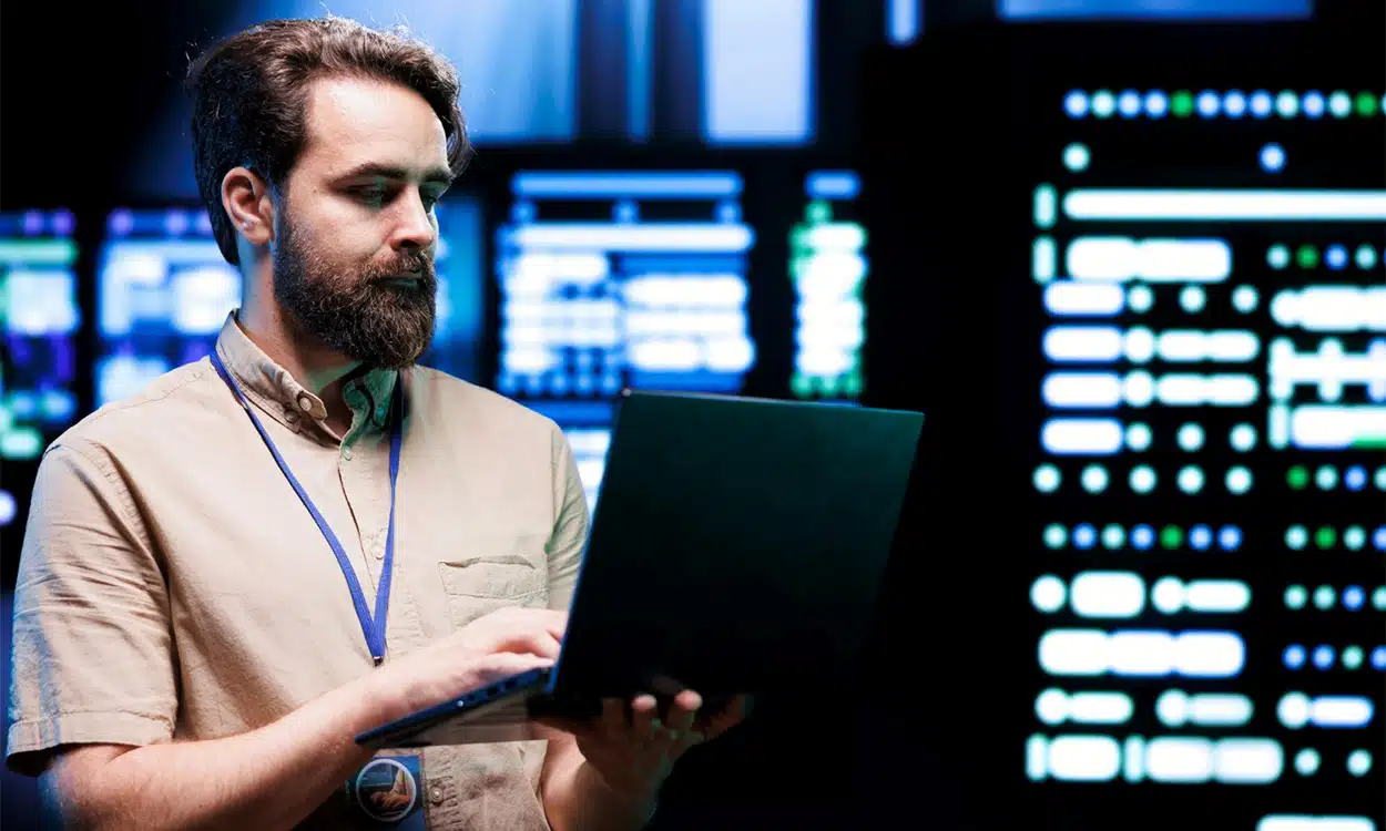 Un administrateur système avec son pc portable