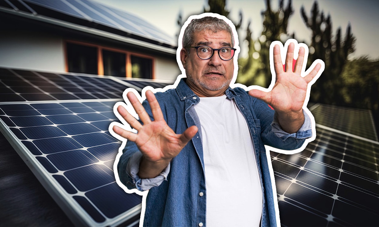 Attention, panneaux solaires installation photovoltaïques sur le toit d'une maison individuelle