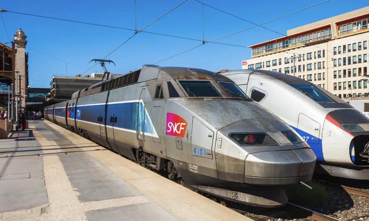 Un train TGV en gare SNCF