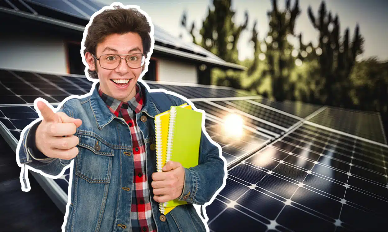 Un étudiant heureux devant une installation solaire