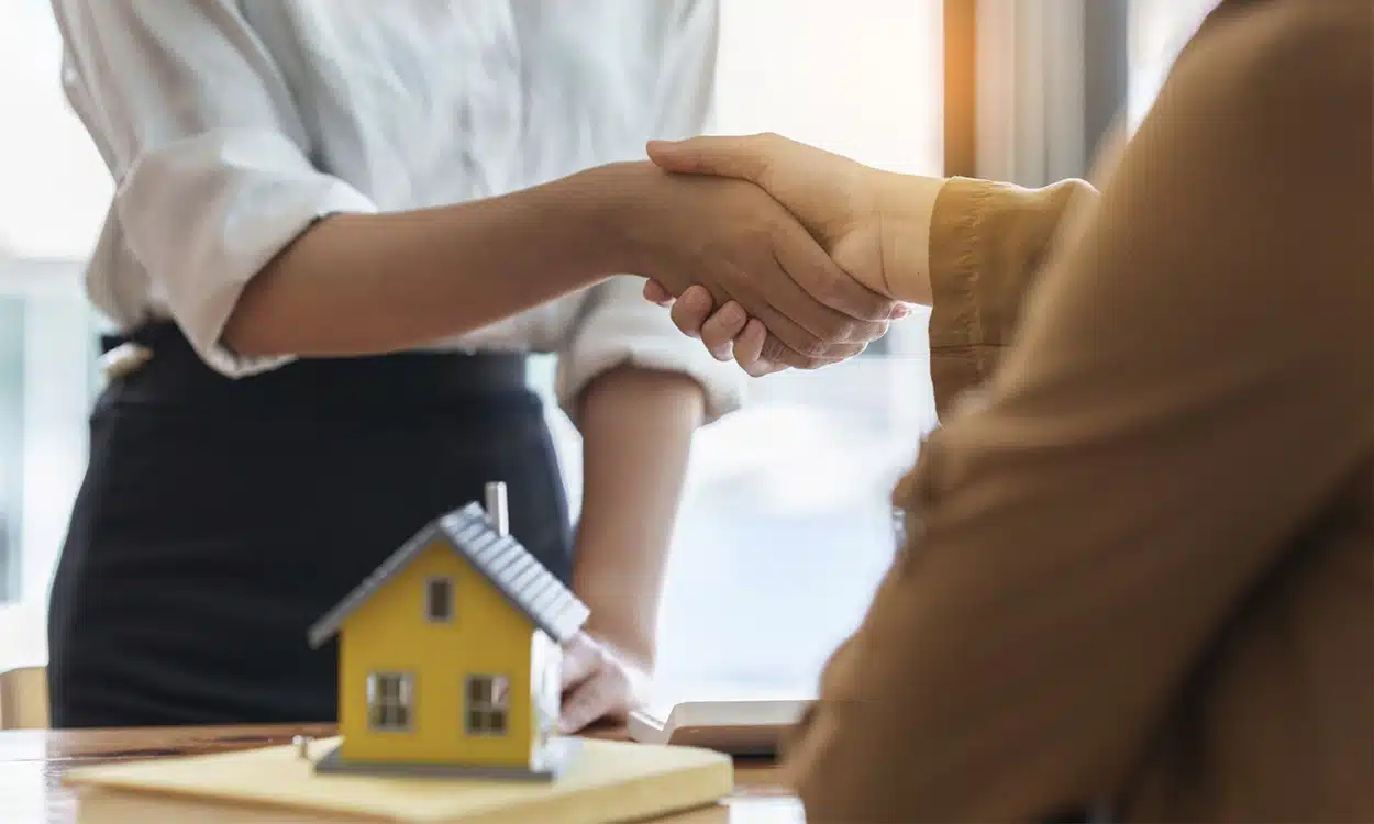 Poignée de main qui valide un accord pour une transaction immobilière