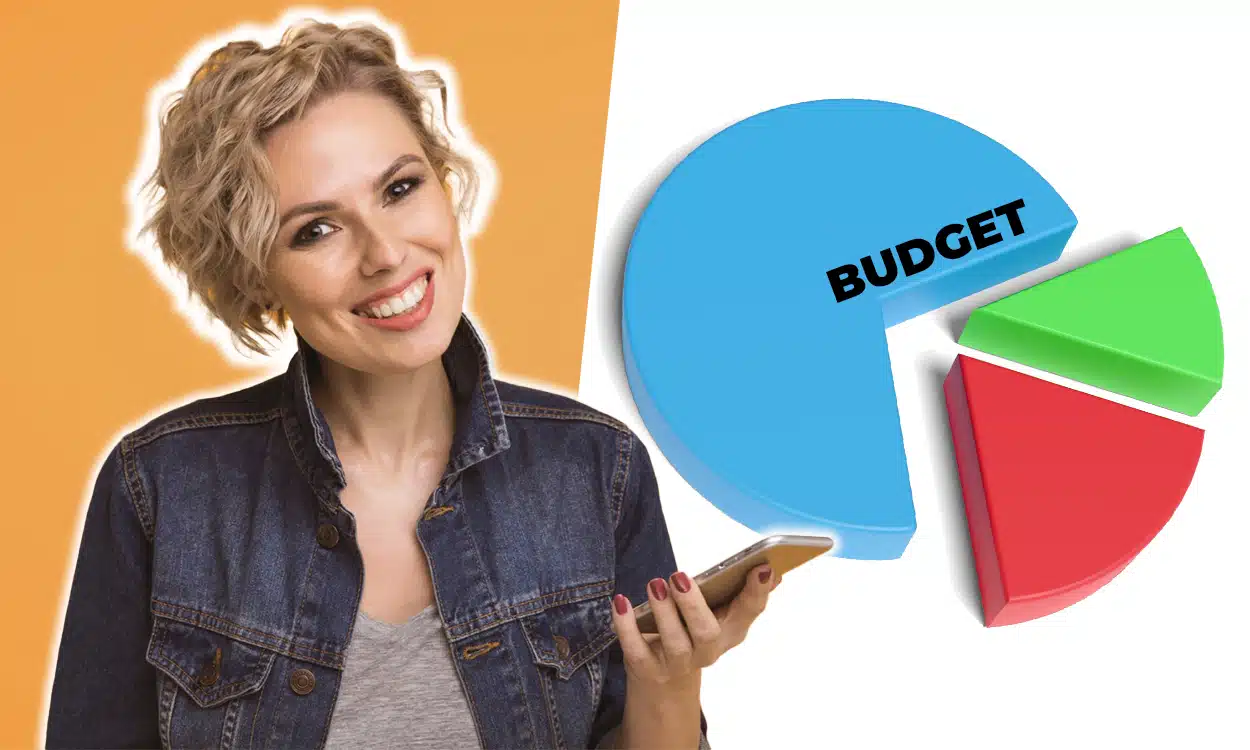 Femme qui tien un smartphone avec la meilleure application de gestion de budget