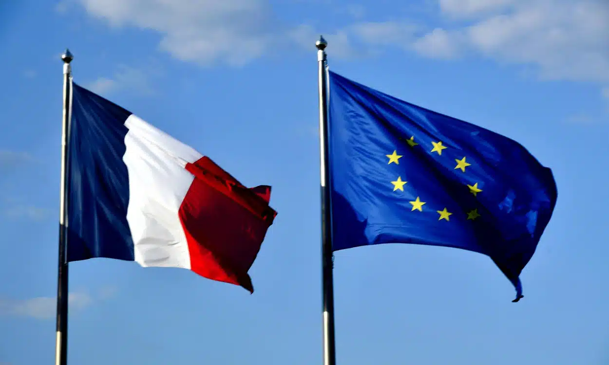 Les drapeaux Français et Européens