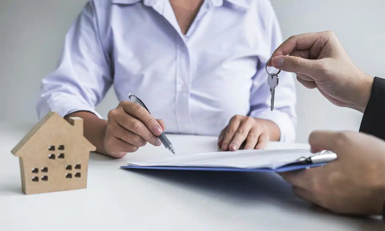 Signature d'un contrat d'assurance emprunteur pour un prêt immobilier