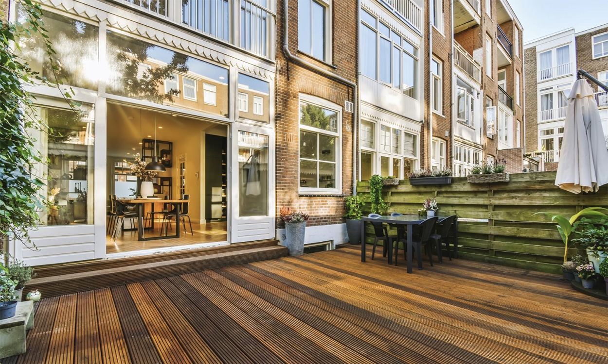 Terrasse en bois devant un appartement au rez de chaussée