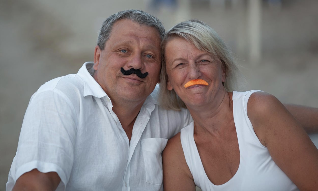 Couple de 60 ans avec une fausse moustache