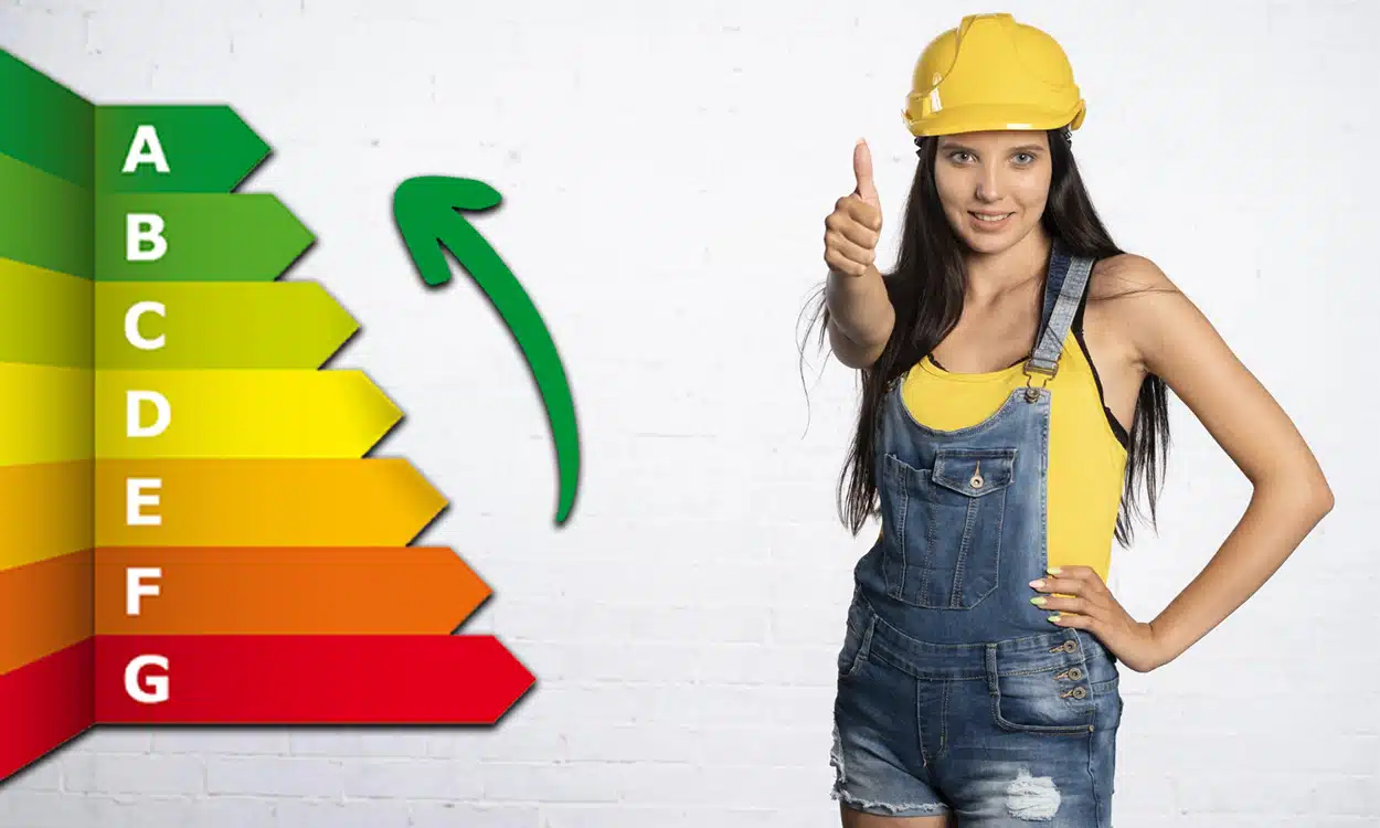 Une femme heureuse de réaliser des travaux de rénovation énergétique