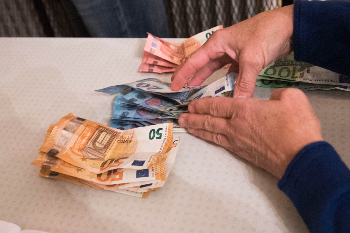 Virements bancaires suspendus ce week-end : Voici ce qu’il faut savoir sur le retard des salaires