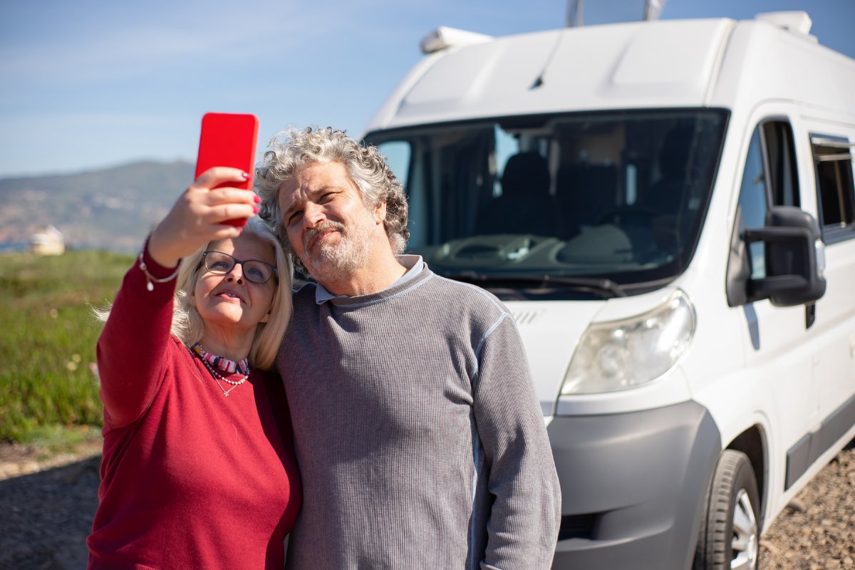 Et si la vraie retraite, c’était ça ? Ces seniors ont tout quitté pour la vie en van et ne regrettent rien