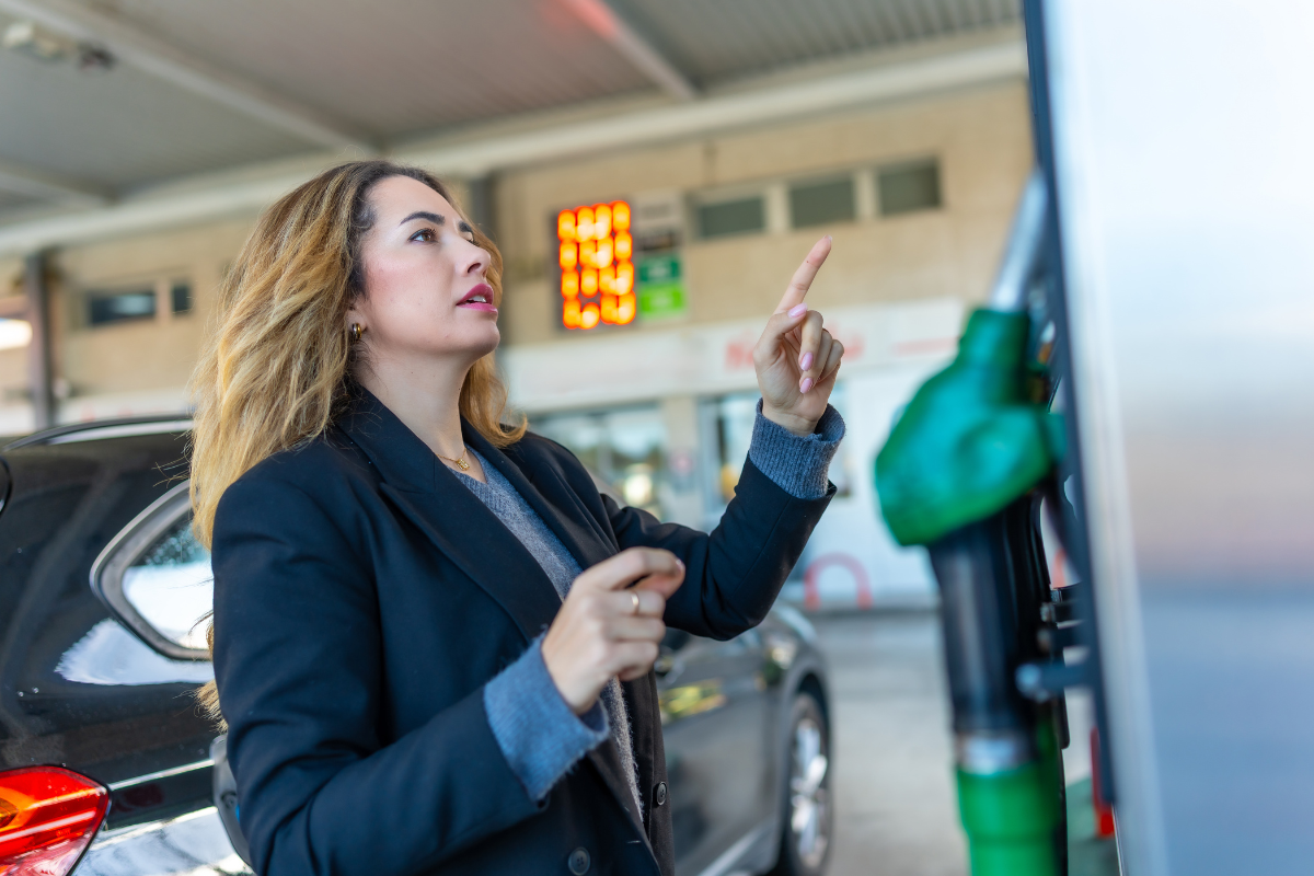 « Ça fait mal, c’est trop cher » : la flambée du prix de l’essence plombe les vacances des Français