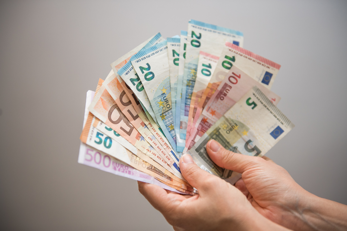 Prime d’activité CAF : le seuil des 1 700 € cache une règle plus piégeuse pour les travailleurs modestes
