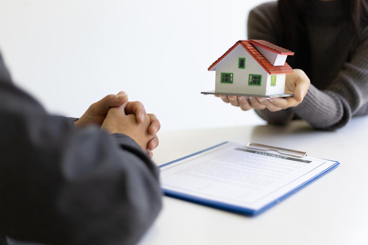 Un seul bien immobilier dans une succession peut suffire à imposer le notaire, même pour un petit héritage