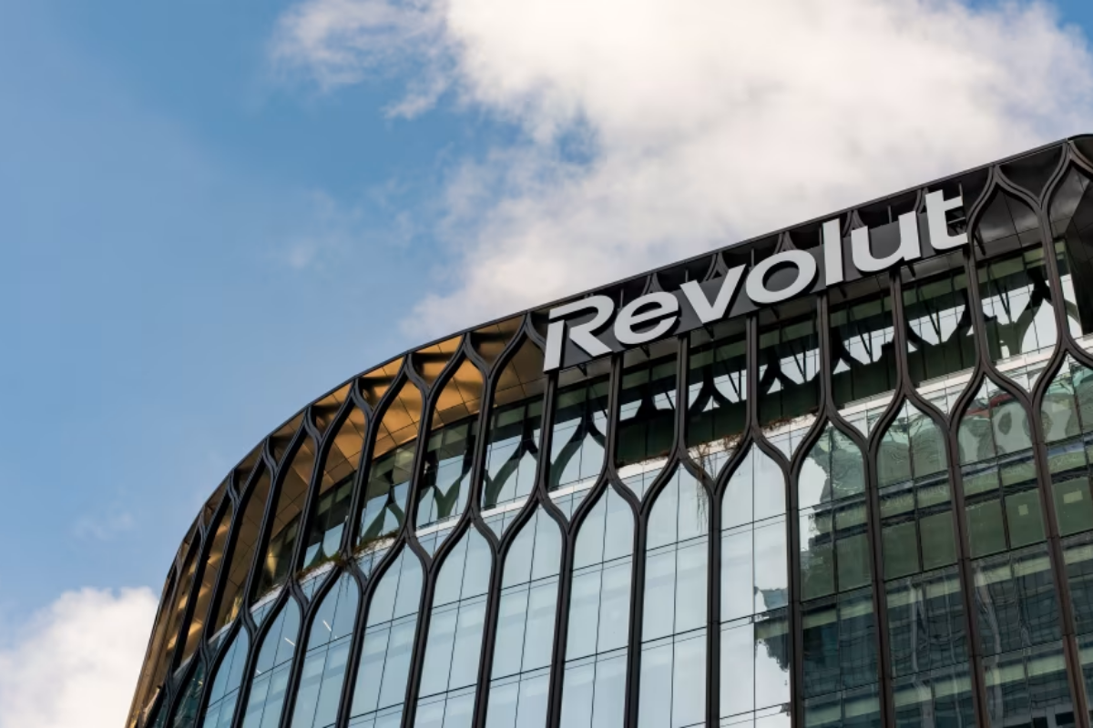 Revolut pourrait choisir Londres et le Nasdaq, un compromis qui révèle ses ambitions mondiales