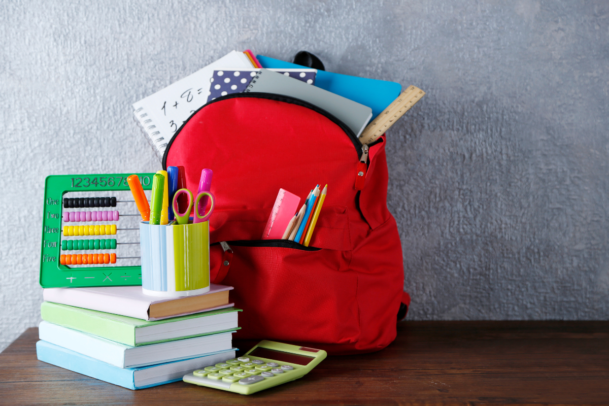 Le gel des allocations familiales puis la baisse de la rentrée scolaire frapperaient la même famille la même année